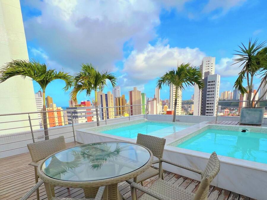 Una piscina al aire libre