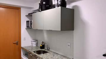 Executive Apartment | Private kitchen | Mini-fridge, microwave