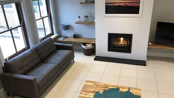 Smart TV, fireplace