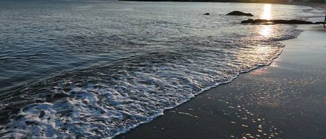 Beach nearby, sun-loungers, beach towels