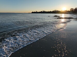 Una playa cerca, sillas reclinables de playa, toallas de playa