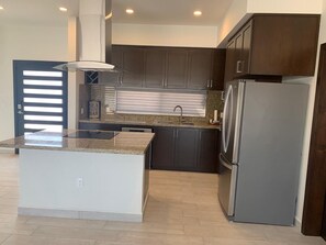 Een koelkast, een magnetron, een oven, een kookplaat