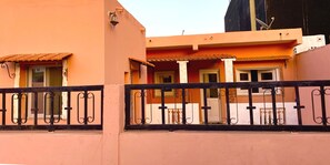 Exterior detail - The Noflaye (Dakar)