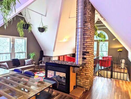 Beautiful Bayview 2 Story Loft w/Skylights, Wetbar