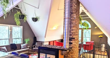 Beautiful Bayview 2 Story Loft w/Skylights, Wetbar