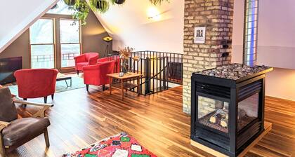 Beautiful Bayview 2 Story Loft w/Skylights, Wetbar