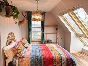 4 bedrooms, iron/ironing board, free WiFi, bed sheets