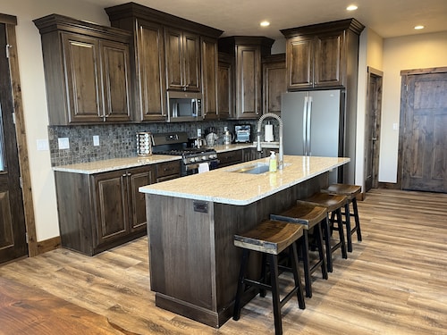 Kozy Retreat @ Bear Lake - 6 KING Beds, Bunk Room, Lake View, Deck w/ Grill