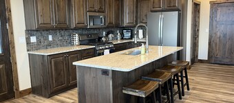 Kozy Retreat @ Bear Lake - 6 KING Beds, Bunk Room, Lake View, Deck w/ Grill