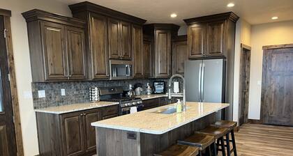 Kozy Retreat @ Bear Lake - 6 KING Beds, Bunk Room, Lake View, Deck w/ Grill