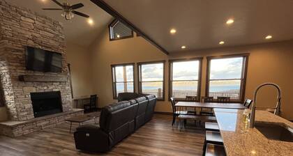 Kozy Retreat @ Bear Lake - 6 KING Beds, Bunk Room, Lake View, Deck w/ Grill