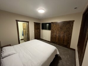 7 bedrooms, desk, travel cot, free WiFi - Kozy Retreat @ Bear Lake - 6 KING Beds, Bunk Room, Lake View, Deck w/ Grill (Garden City)