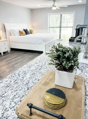 4 habitaciones, escritorio, tabla de planchar con plancha y wifi gratis 