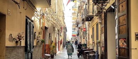 تناول الطعام بالخارج