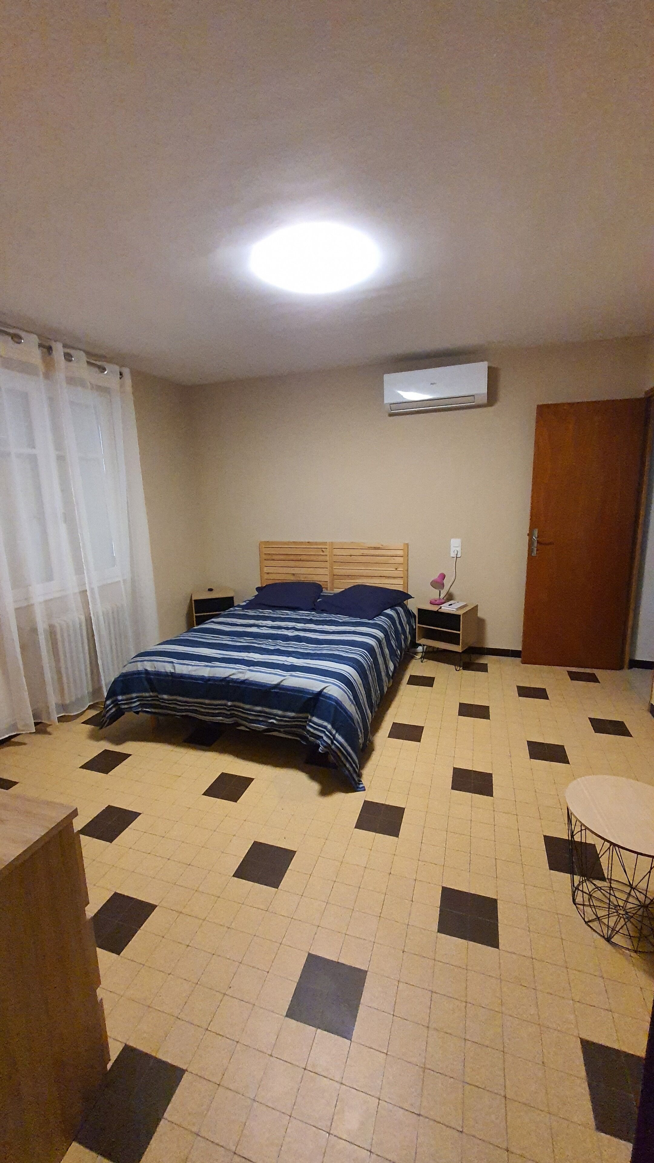 1 chambre, lit parapluie, Wi-Fi gratuit, draps fournis