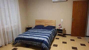 1 chambre, lit parapluie, Wi-Fi gratuit, draps fournis