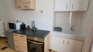 Een koelkast, een microgolfoven, een oven, een kookplaat