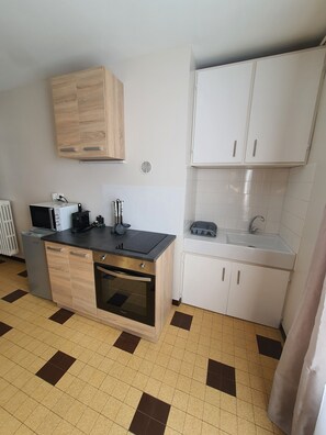 Een koelkast, een microgolfoven, een oven, een kookplaat