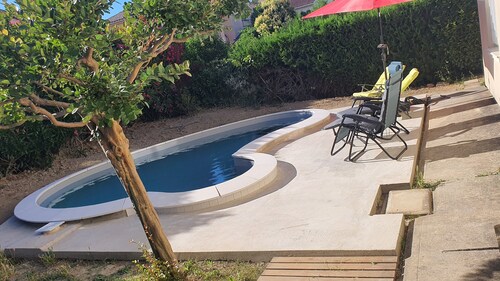 F2 air-conditioned condominium with swimming pool 