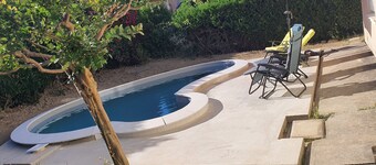 F2 air-conditioned condominium with swimming pool 