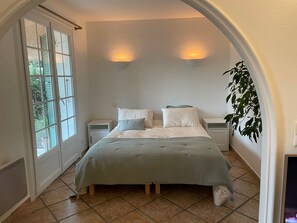 4 chambres, coffres-forts dans les chambres, bureau