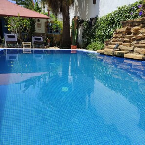 Una piscina al aire libre