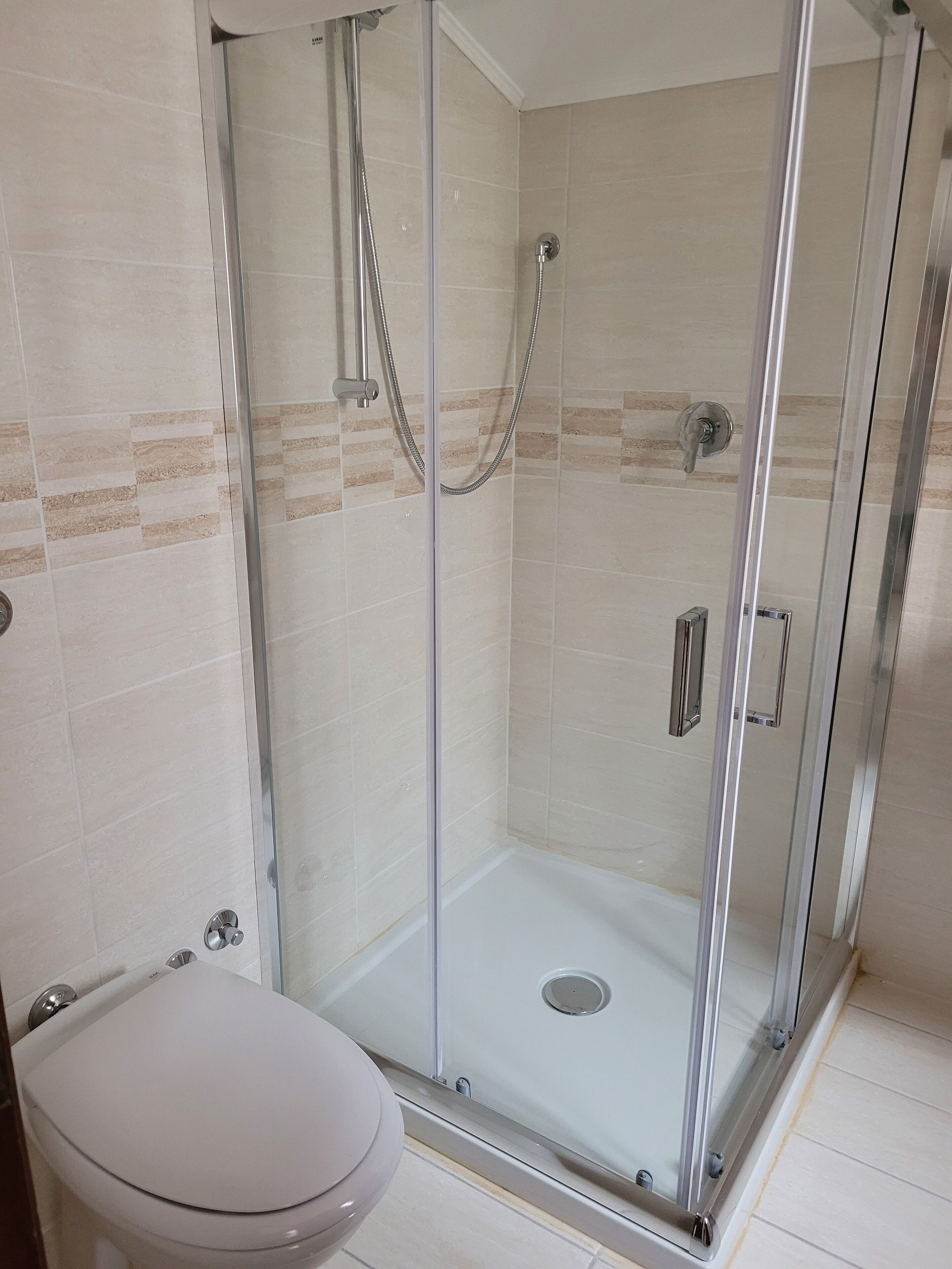 Dusche, Haartrockner, Handtücher, Toilettenpapier