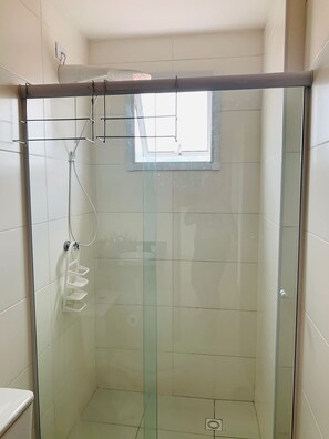 Appartement | Badkamer | Een douche, toiletpapier
