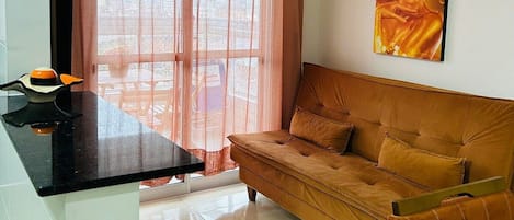 아파트 | 거실 공간 | 케이블 채널 시청이 가능한 42인치 스마트 TV