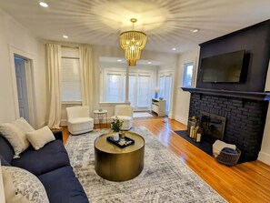 Smart TV, fireplace, stereo - Dilworth, Walk To Atrium Health, Freedom Park, Restaurants, & Lightrail! (Charlotte)