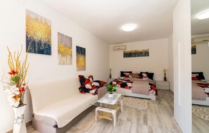 3 bedrooms, in-room safe, travel cot, free WiFi