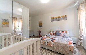 3 bedrooms, in-room safe, travel crib, free WiFi