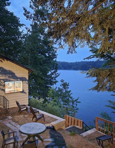 Waterfront Location. Panoramic Views. Cozy Comforts. Treehouse Tranquility. 