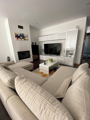 Een smart-tv, een open haard, tafelvoetbal en een tafeltennistafel