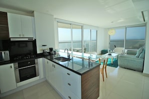 Appartement exclusif | Cuisine privée | Réfrigérateur grande capacité avec congélateur, four à micro-ondes
