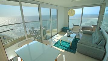 Apartemen Eksklusif | Ruang keluarga | Televisi layar datar 32-inci dengan saluran TV kabel dan TV