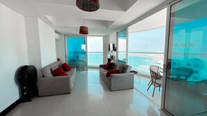 Departamento superior | Sala de estar | Televisión de pantalla plana de 32 pulgadas con canales por cable