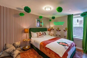 3 habitaciones, escritorio y tabla de planchar con plancha 