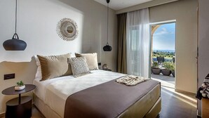 Ein modernes Hotelzimmer mit einem großen Bett, Blick ins Freie und einem Balkon mit Blumentöpfen.