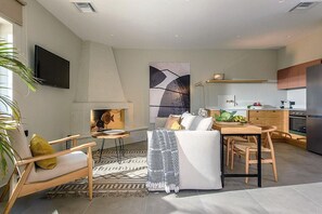 TV, fireplace