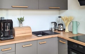 Frigorífic, placa de cuina, rentaplats i cafetera i tetera 
