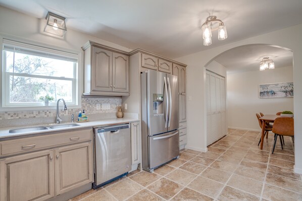 Refrigerador, microondas, horno y parrilla de estufa 