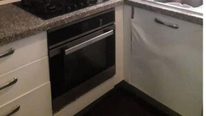 A compact kitchen with a gas stove, a coffee maker, a toaster, and a sink. - house E. (Hammam Sousse)
