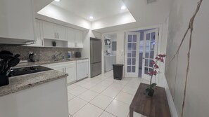 Kjøleskap, mikrobølgeovn, ovn og oppvaskmaskin