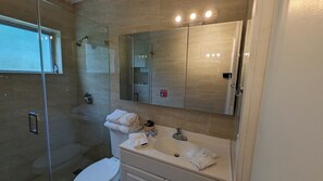 Douche, séchoir à cheveux, serviettes fournies, savon