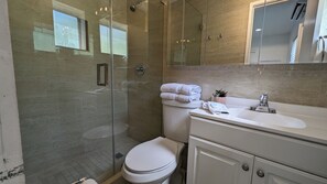 Dusche, Haartrockner, Handtücher, Seife