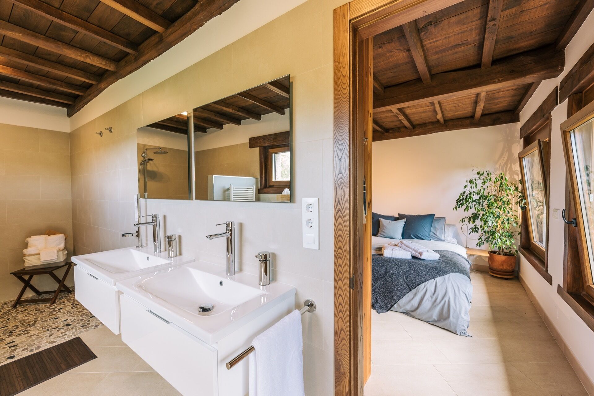 Une salle de bain avec un double vasque et un grand miroir.