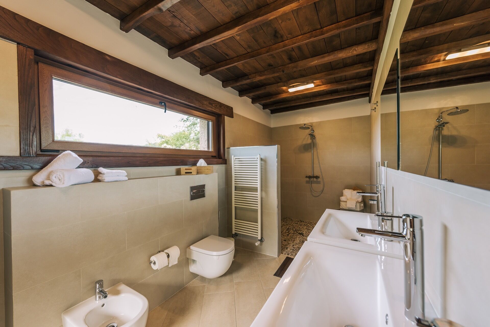 Une salle de bain avec une baignoire, des toilettes et une douche.