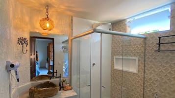Deluxe Quadruple Room | Kamar mandi | Shower, perlengkapan mandi gratis, pengering rambut, dan handuk