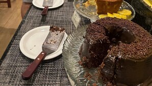 Een buffet met diverse desserts en een man die zich bedient.